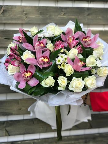 Букет цветов из: Розы и Хризантемы в Штурме