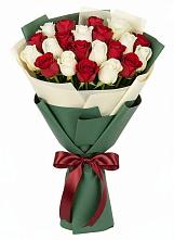 Букет Микс из красных и белых роз в Штурме