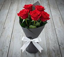 Букет 5 Красных роз Эдлесс Лав в Штурме