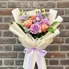 Букет цветов из:  Лизиантусы и Розы в Штурме